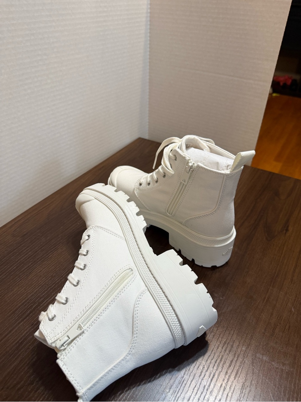 Palladium White Canvas Lace-Up Women's Lug Boots- comfort insoles! - Picture 3 of 10